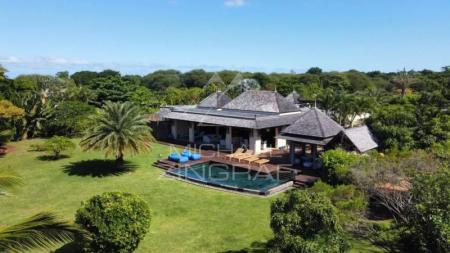 TAMARIN: Exceptional Villa on Golf Estate